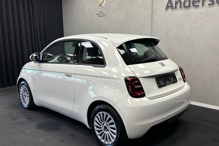 Hvid Fiat 500e fra 2023