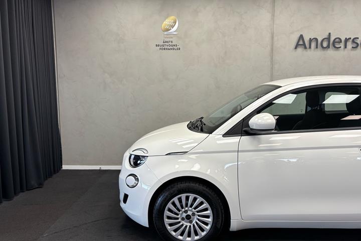 Hvid Fiat 500e fra 2023