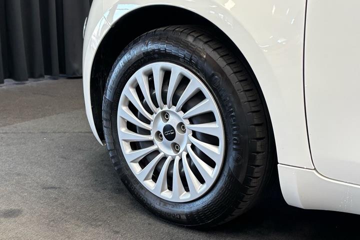Hvid Fiat 500e fra 2023