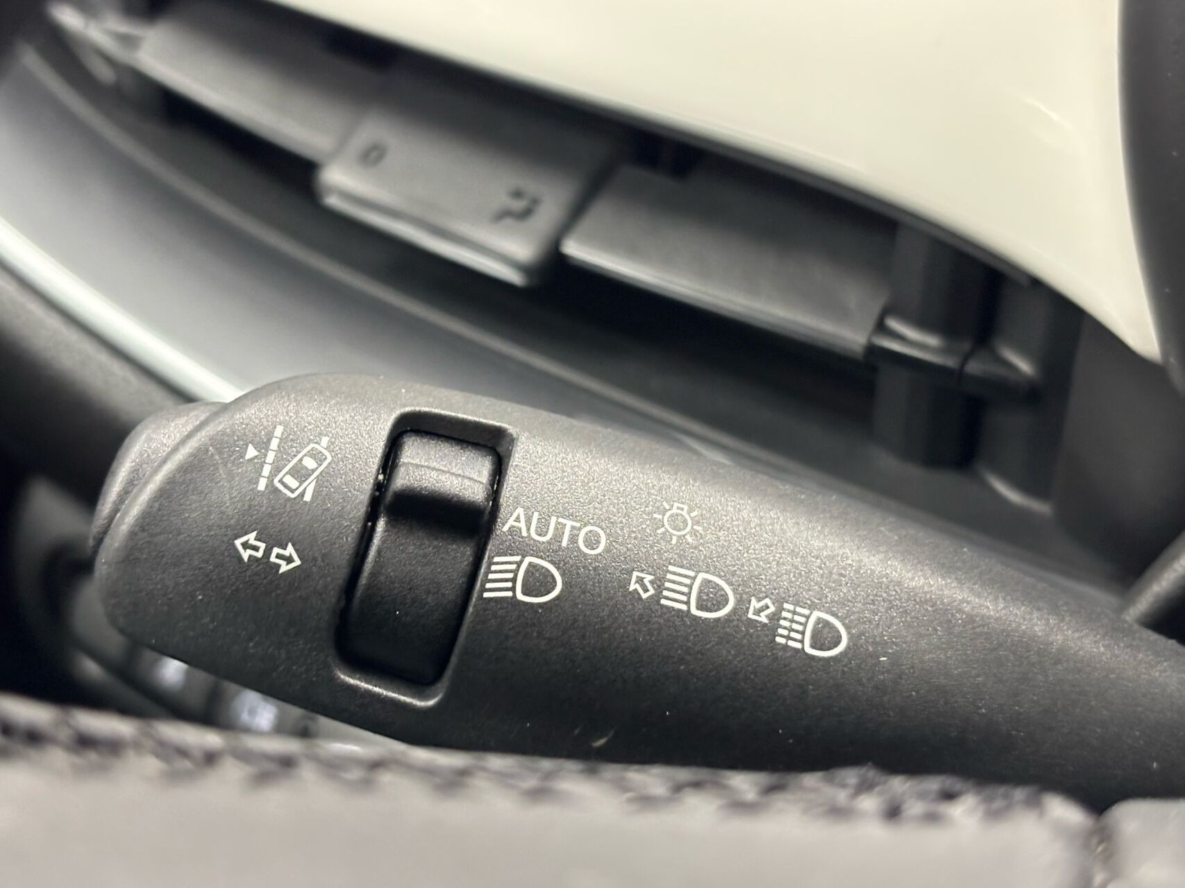 Hvid Fiat 500e fra 2023