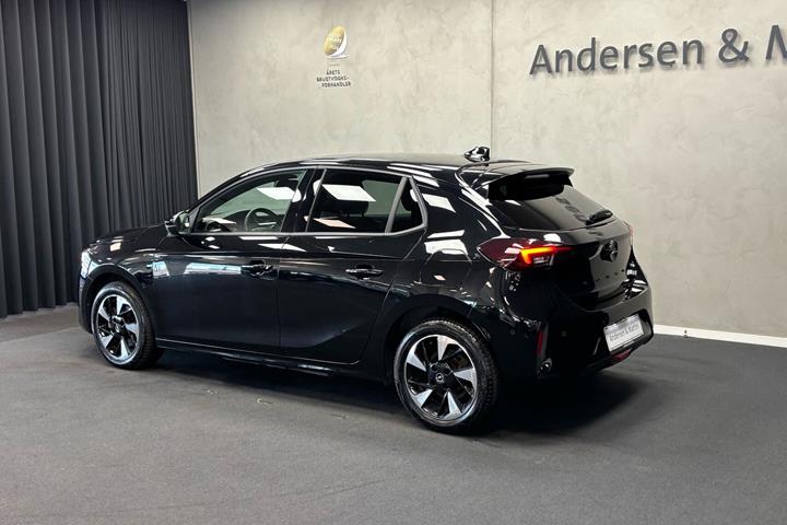 Sort Opel Corsa-e fra 2024