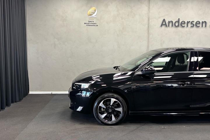 Sort Opel Corsa-e fra 2024