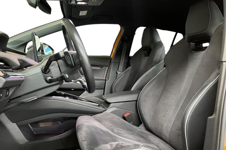 Orange Skoda Enyaq fra 2023