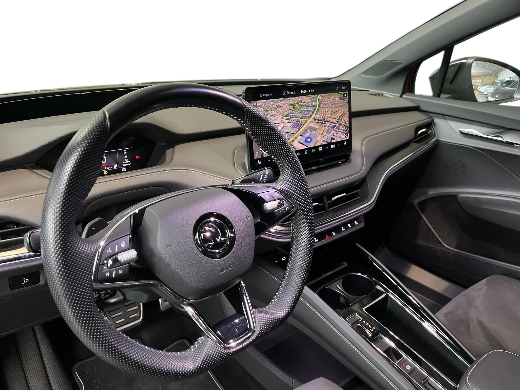 Orange Skoda Enyaq fra 2023