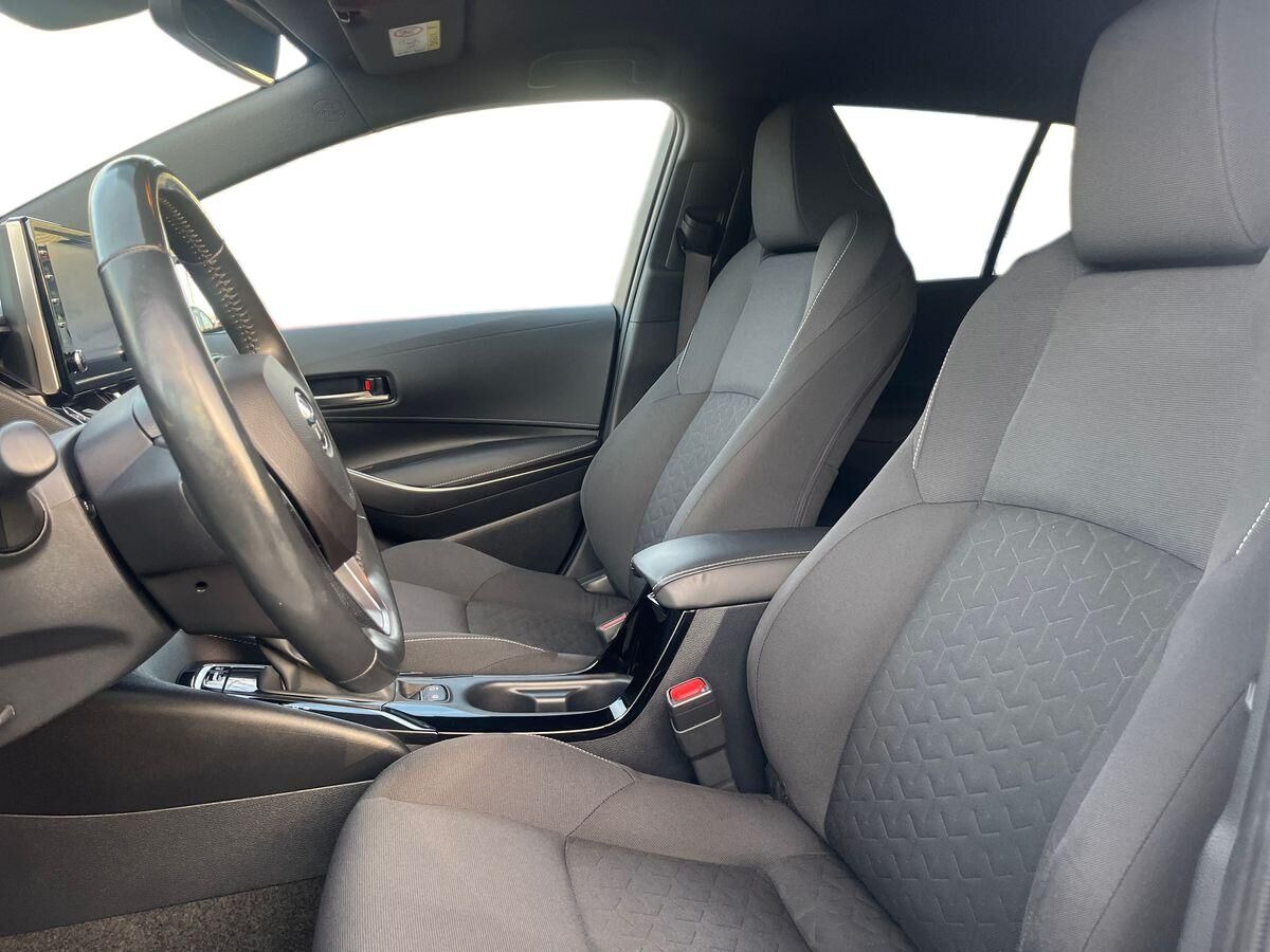 Sølv Toyota Corolla fra 2020