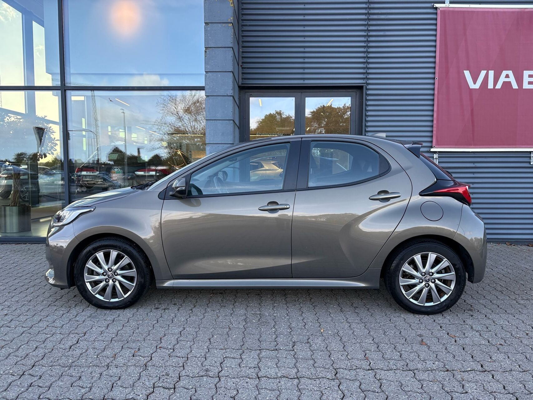 Bronze Toyota Yaris fra 2023