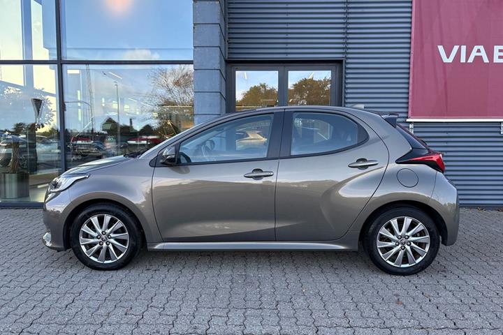 Bronze Toyota Yaris fra 2023