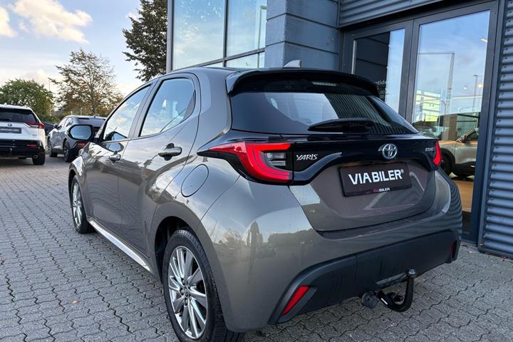 Bronze Toyota Yaris fra 2023