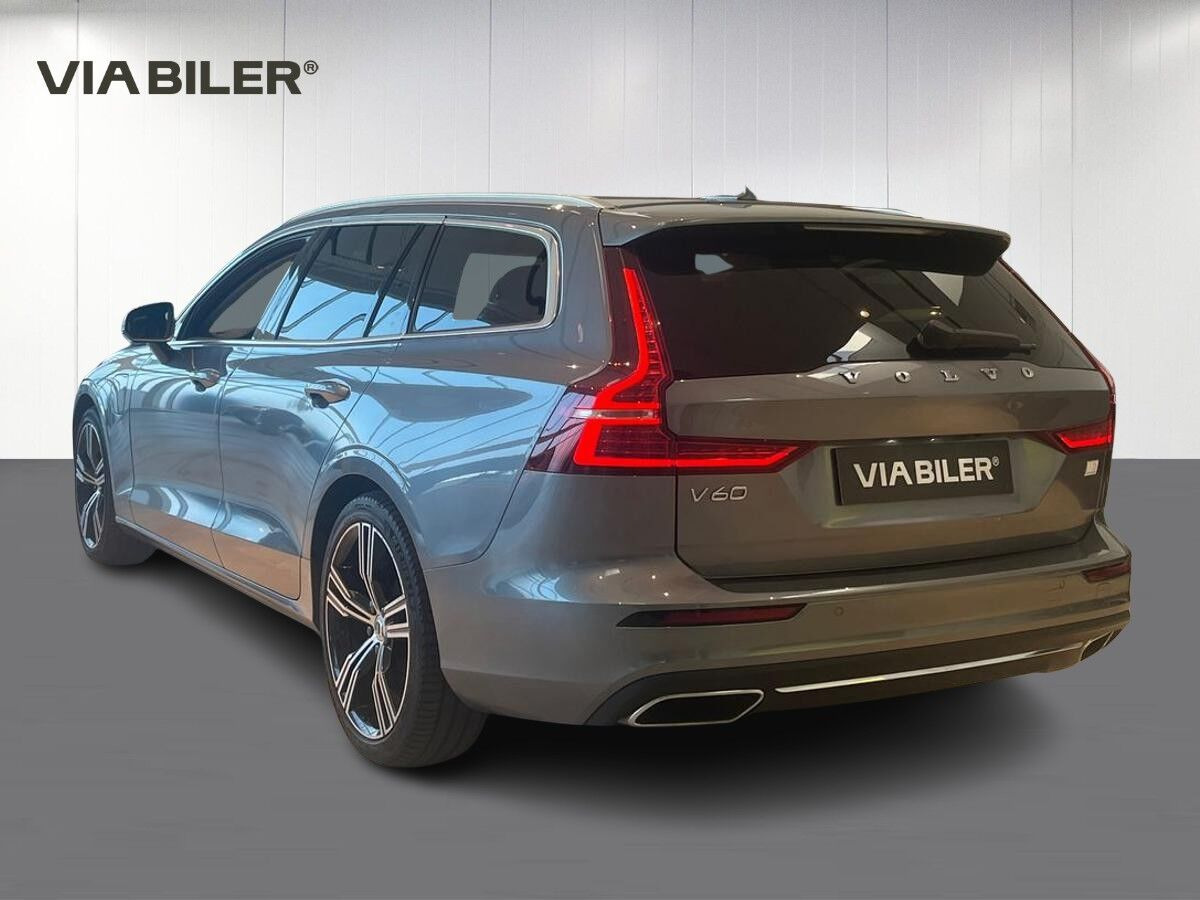 Grå Volvo V60 fra 2021