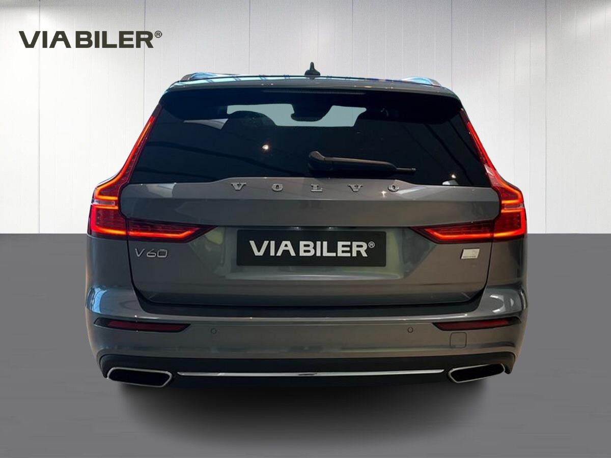 Grå Volvo V60 fra 2021
