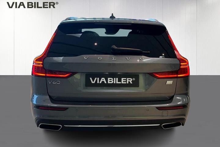 Grå Volvo V60 fra 2021