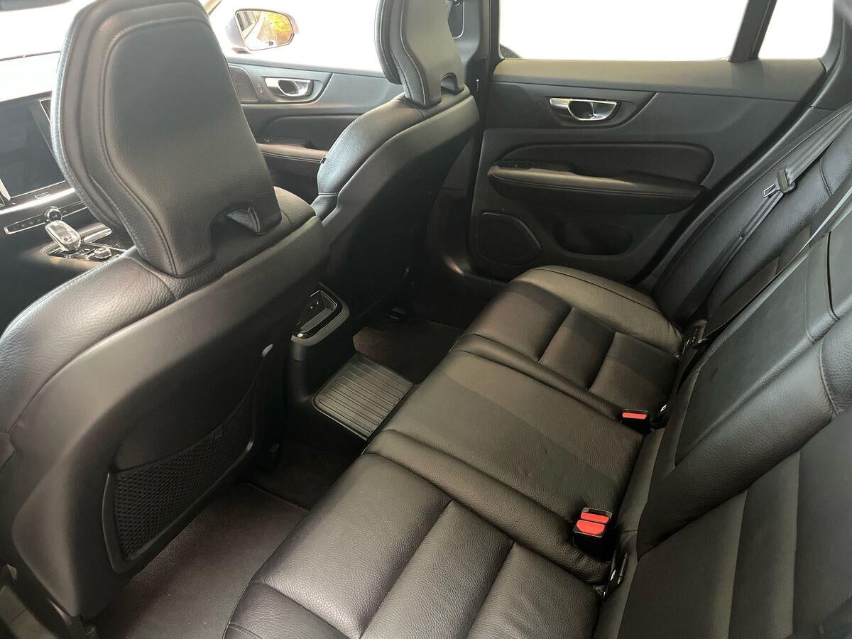 Grå Volvo V60 fra 2021