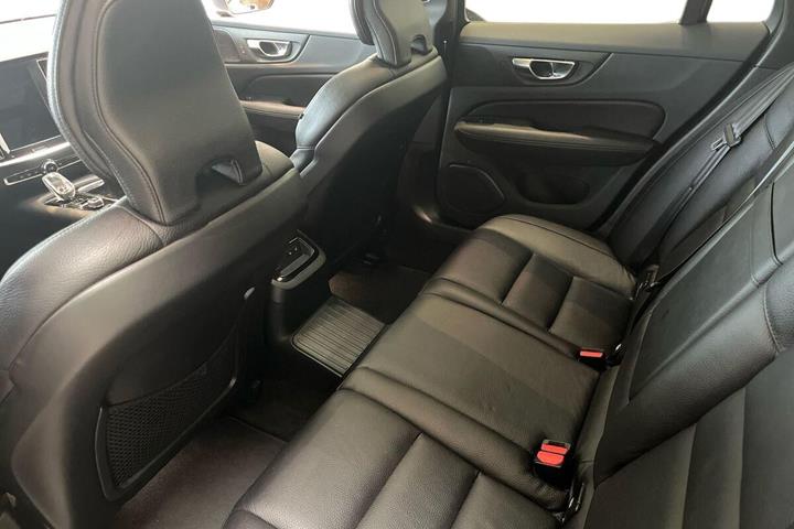 Grå Volvo V60 fra 2021