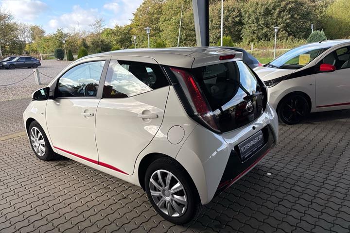 Hvid Toyota Aygo fra 2015