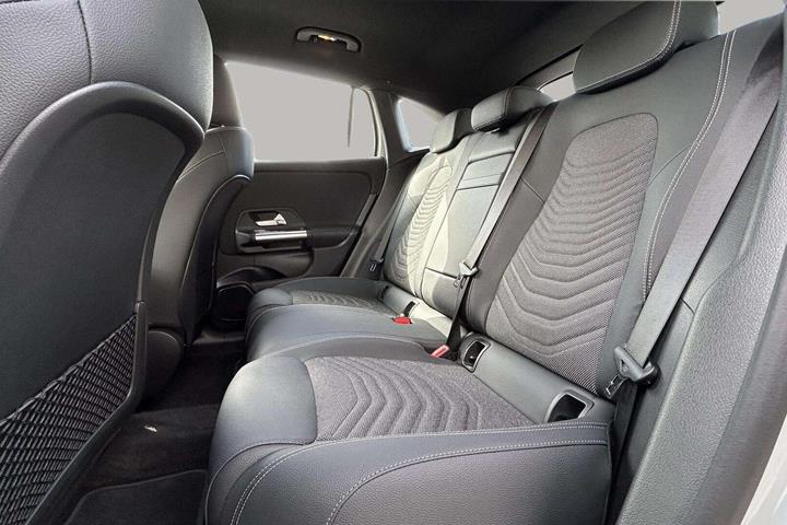 Hvid Mercedes EQA250+ fra 2025