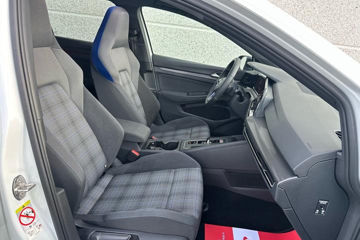 Hvid VW Golf VIII fra 2021
