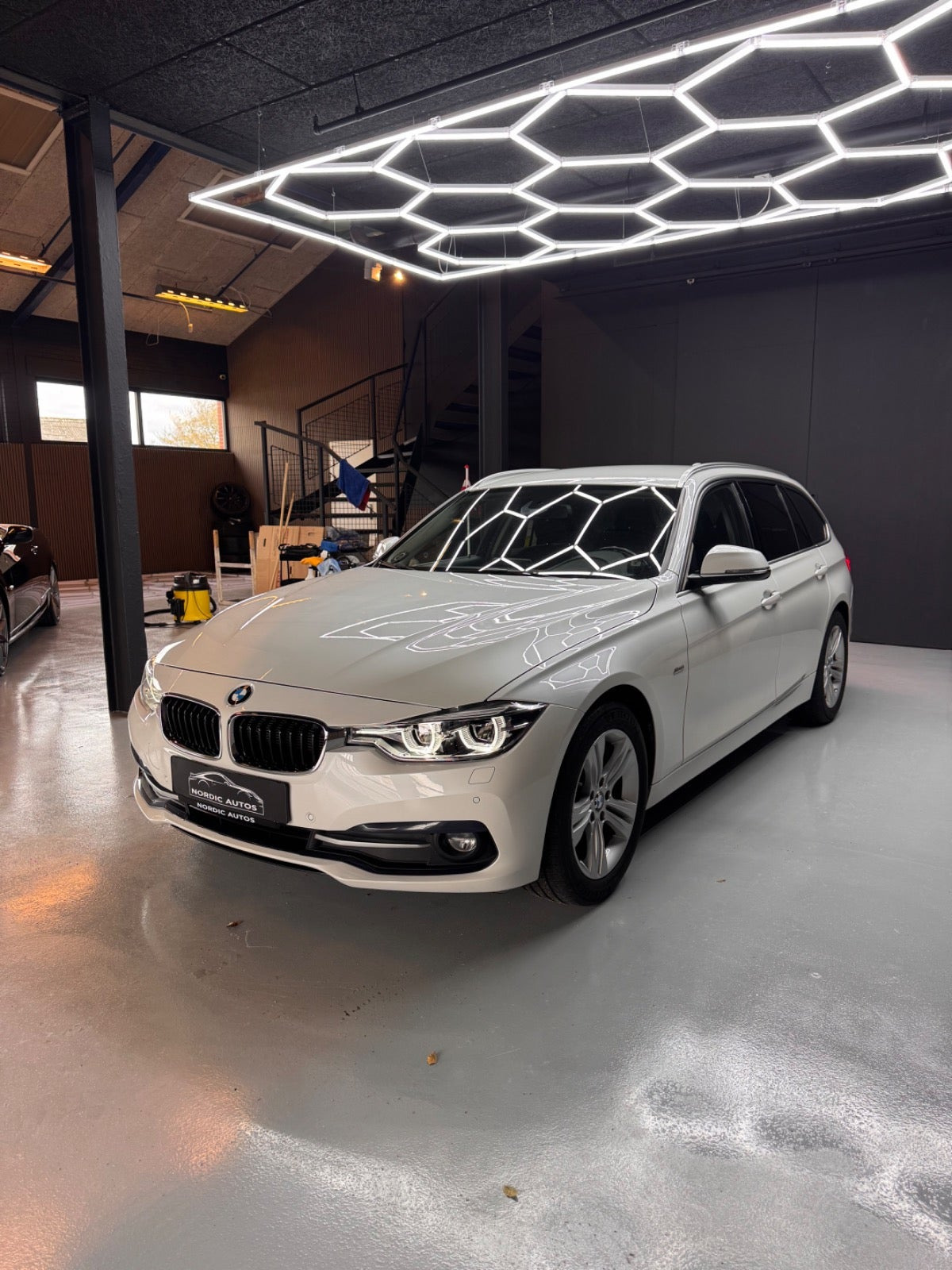 Hvid BMW 320d fra 2018