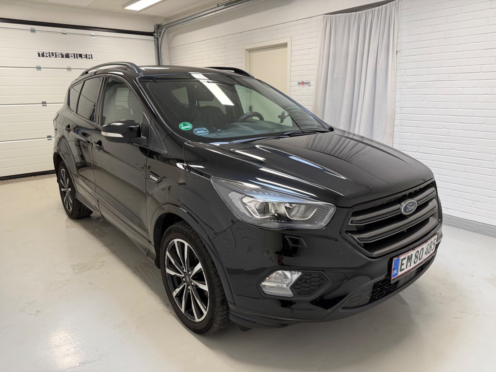Sort Ford Kuga fra 2018