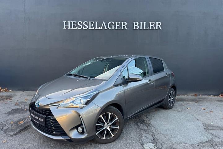 Grå Toyota Yaris fra 2018 set udefra