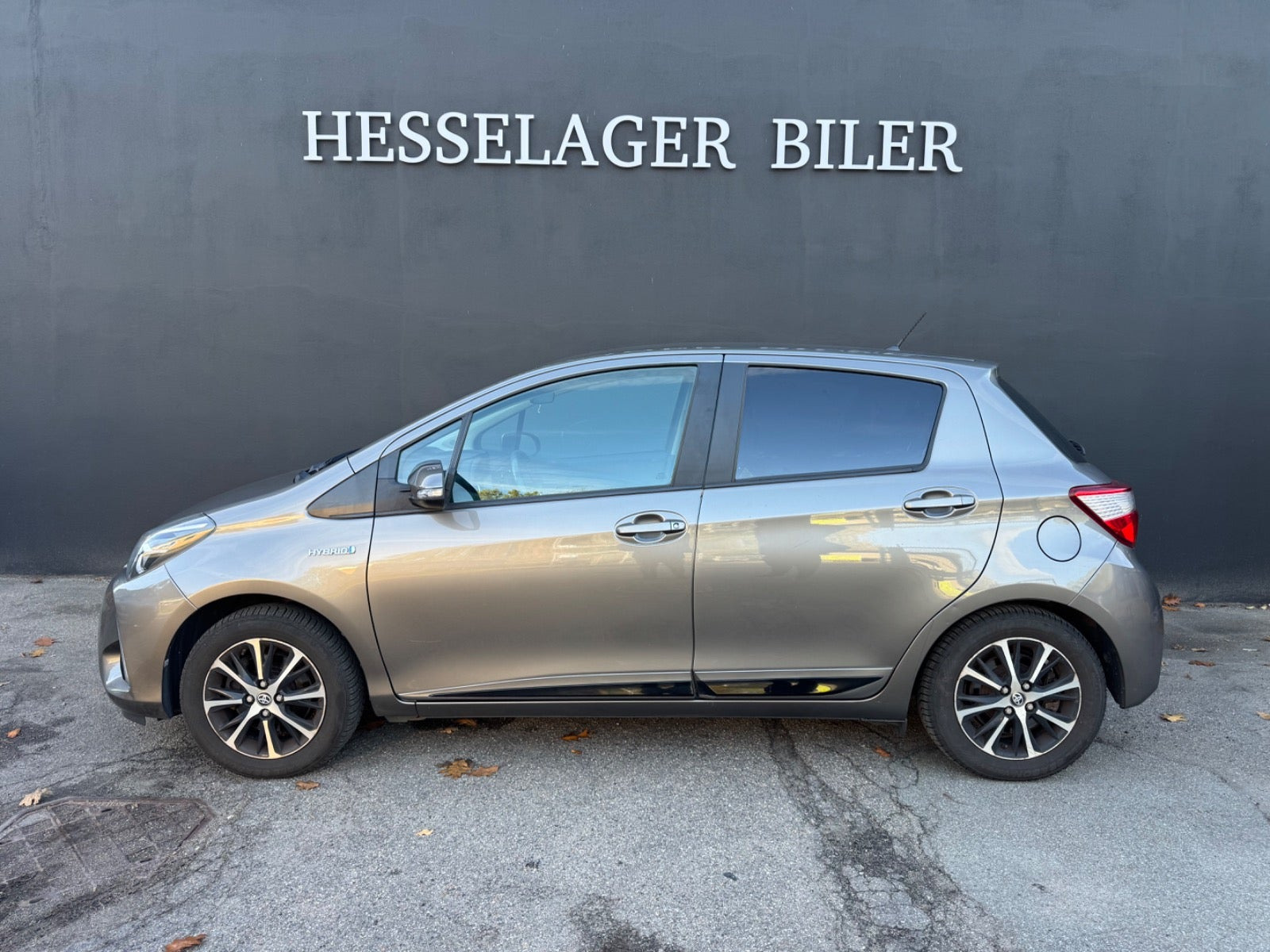Grå Toyota Yaris fra 2018