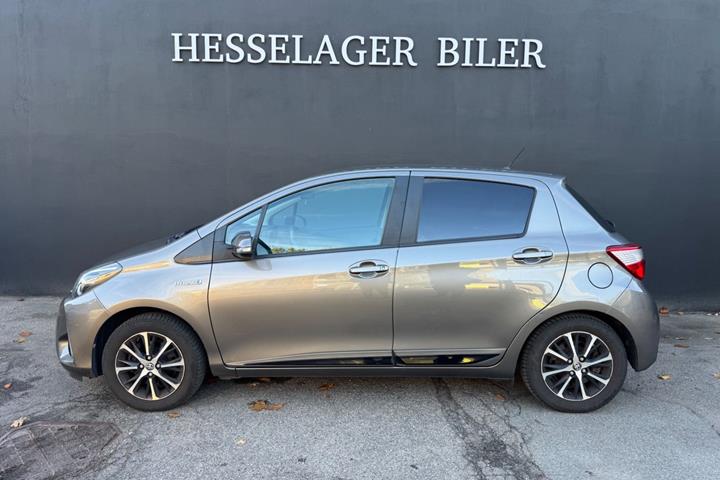 Grå Toyota Yaris fra 2018