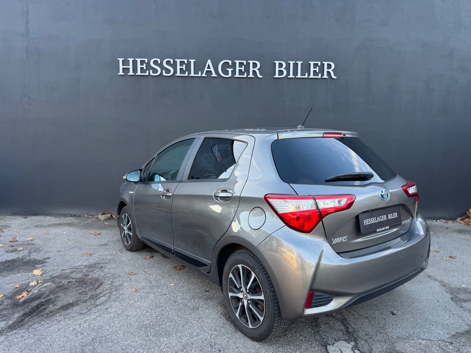 Grå Toyota Yaris fra 2018