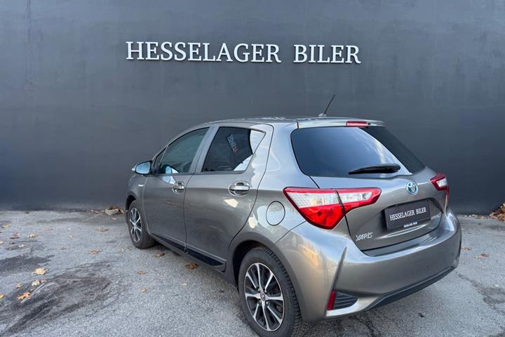 Grå Toyota Yaris fra 2018