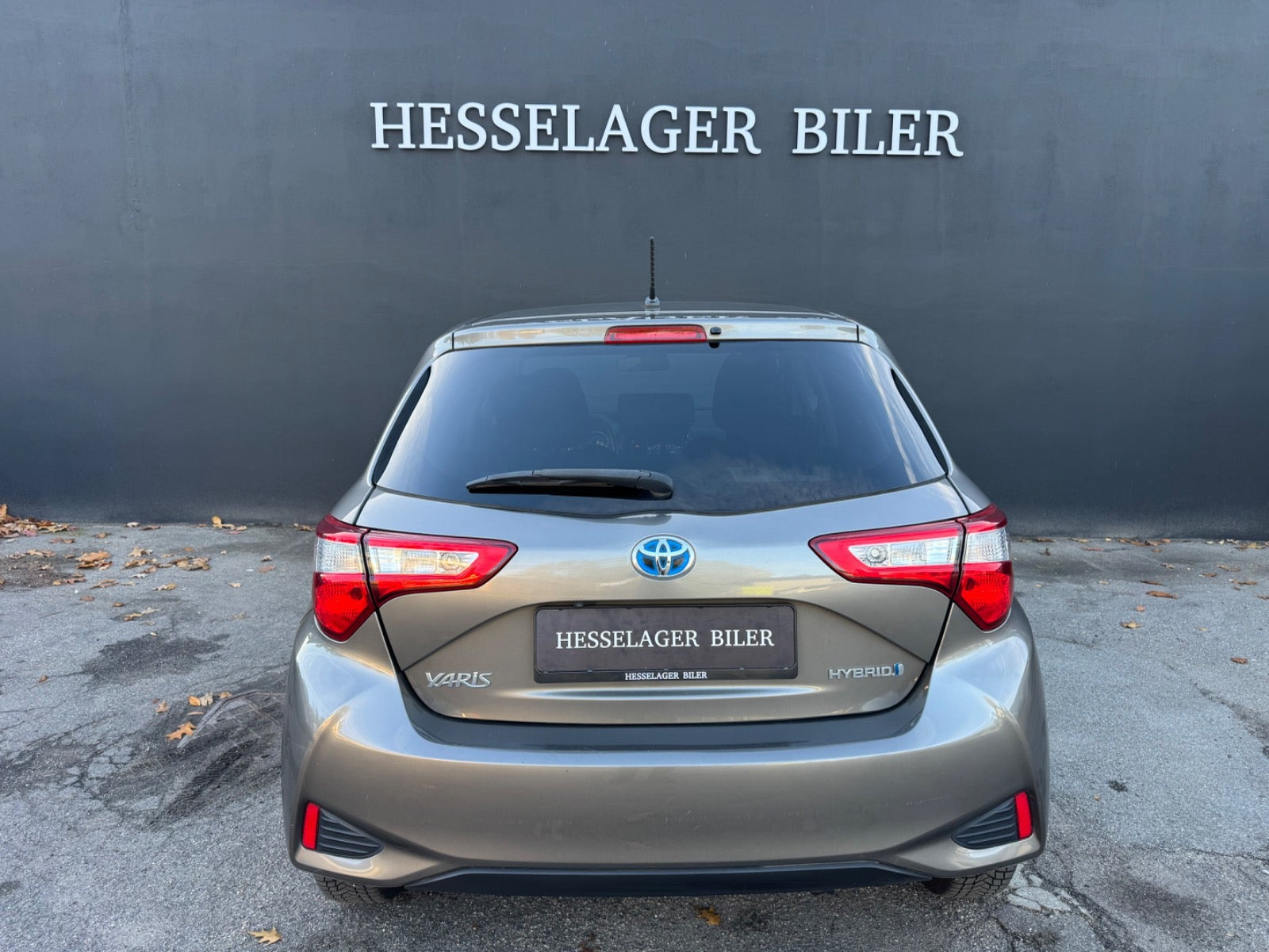 Grå Toyota Yaris fra 2018