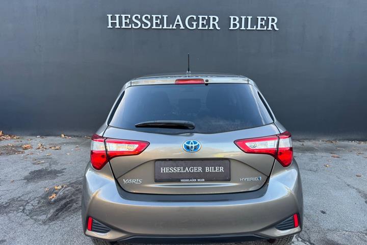 Grå Toyota Yaris fra 2018