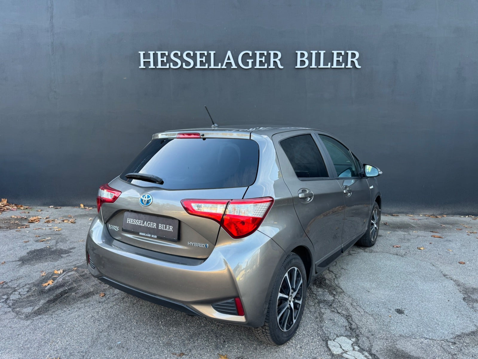 Grå Toyota Yaris fra 2018