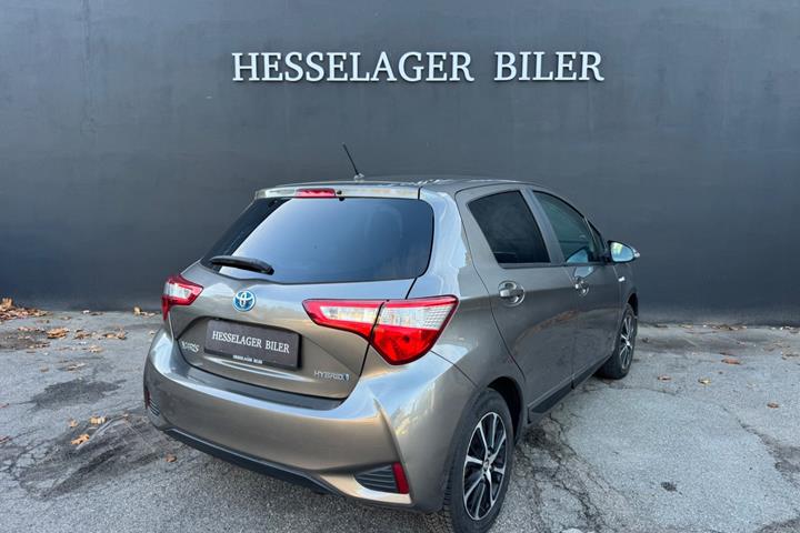 Grå Toyota Yaris fra 2018