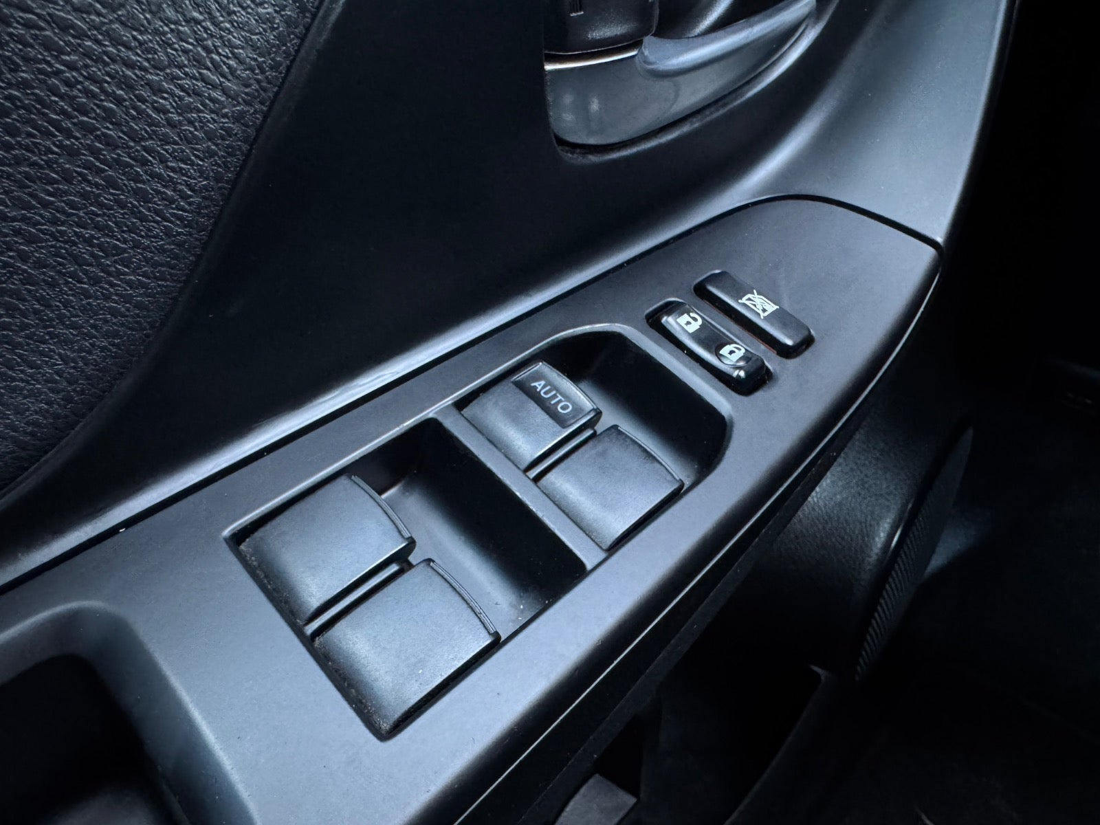 Grå Toyota Yaris fra 2018