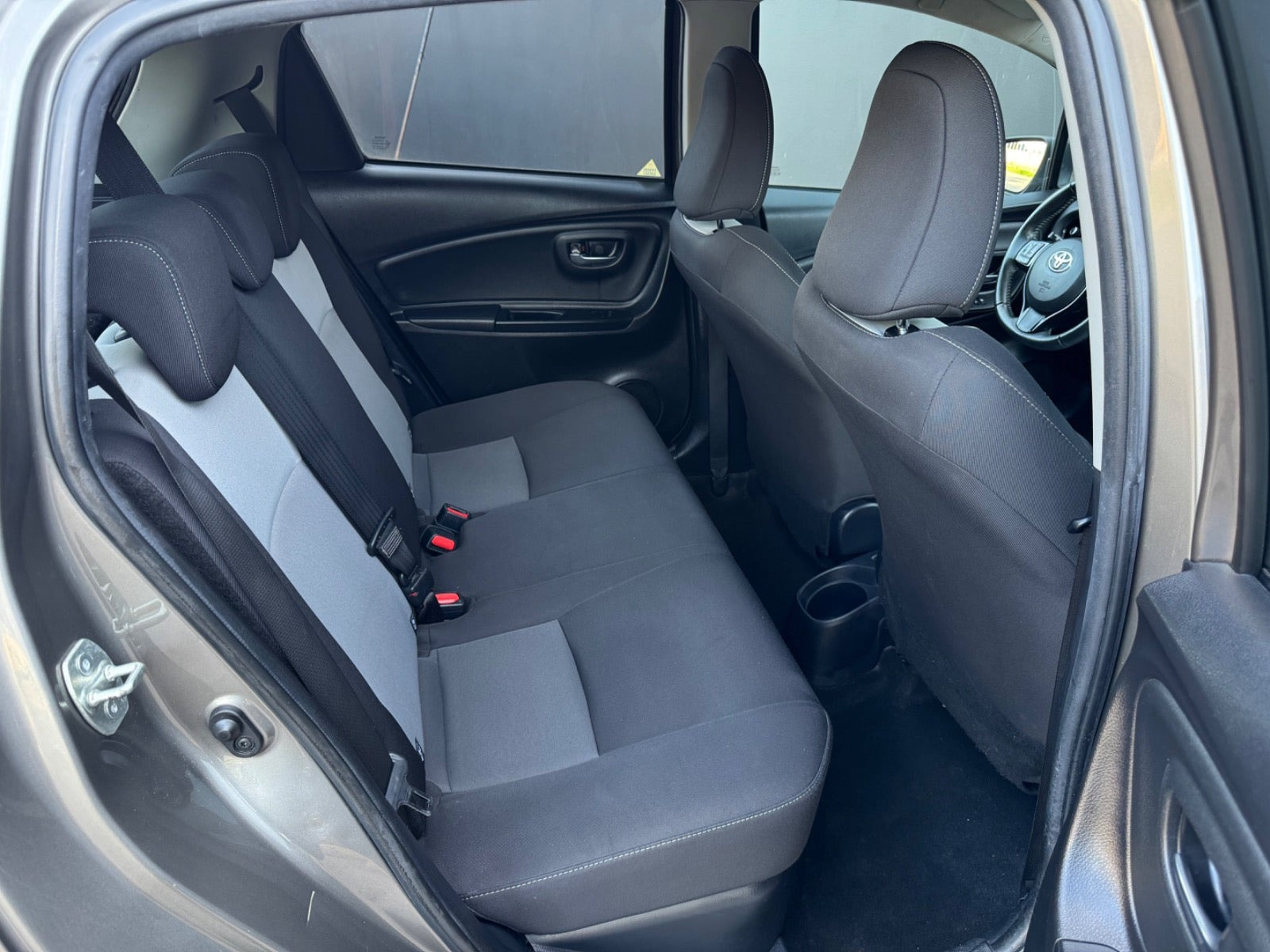 Grå Toyota Yaris fra 2018