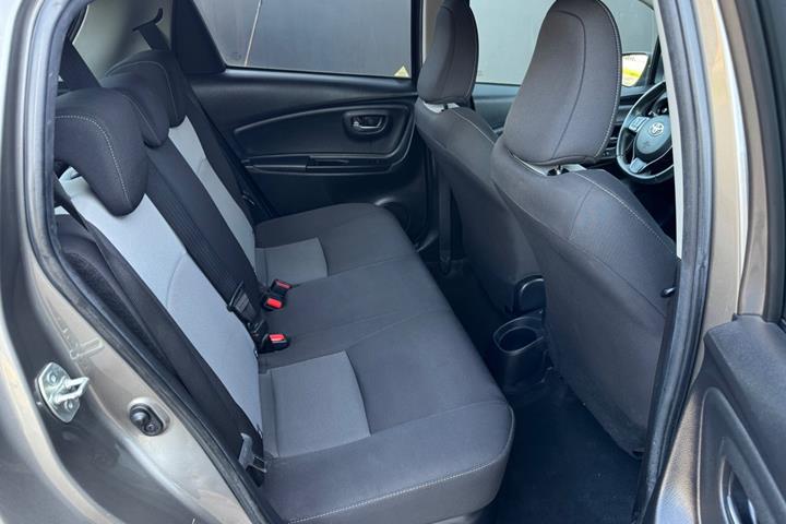 Grå Toyota Yaris fra 2018