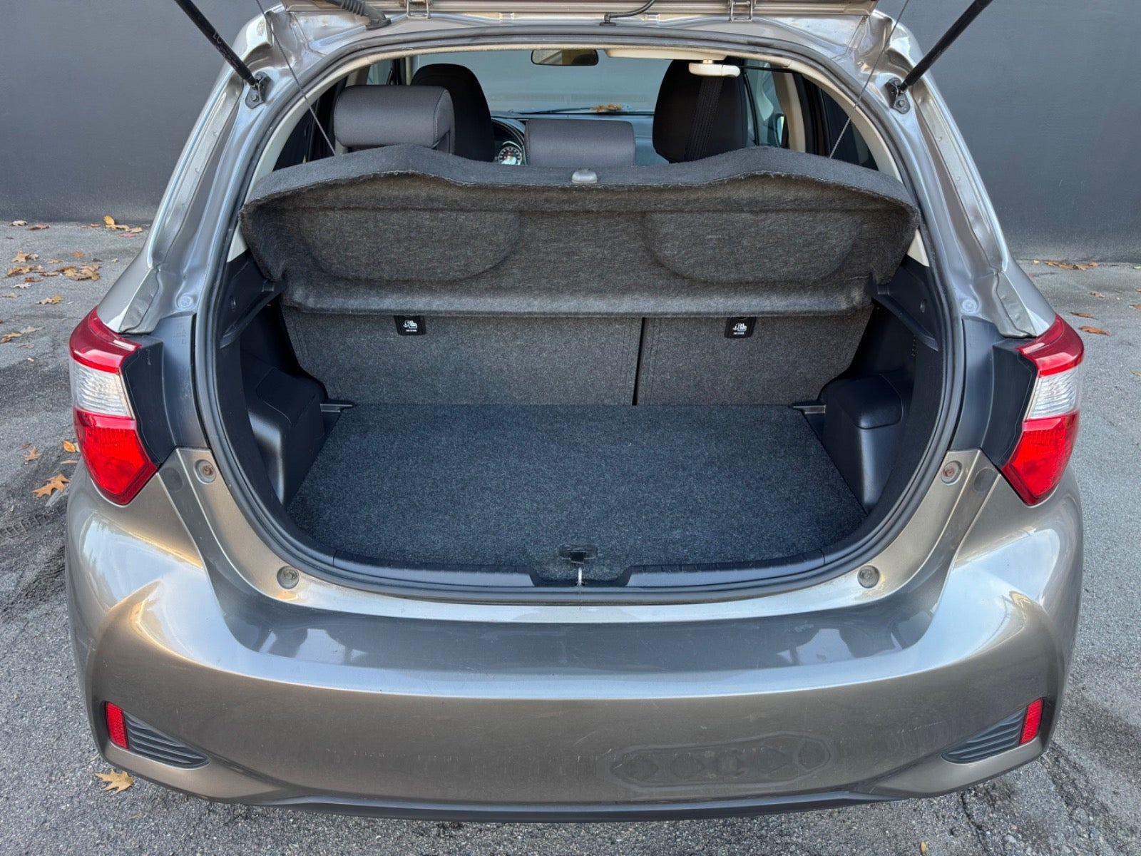 Grå Toyota Yaris fra 2018
