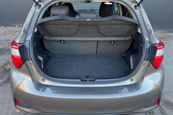Grå Toyota Yaris fra 2018