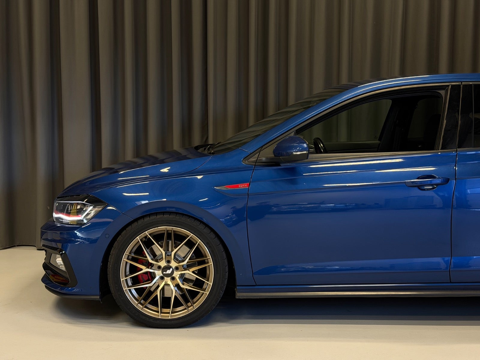 Blå VW Polo fra 2019