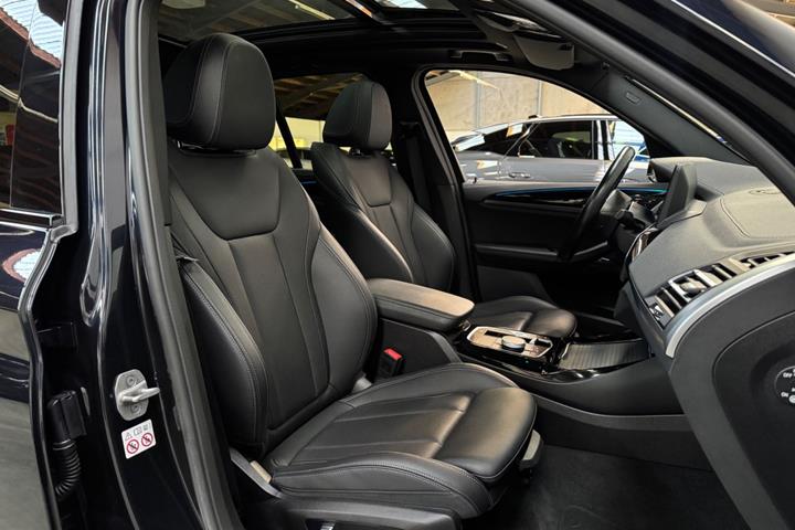 Sort BMW iX3 fra 2023
