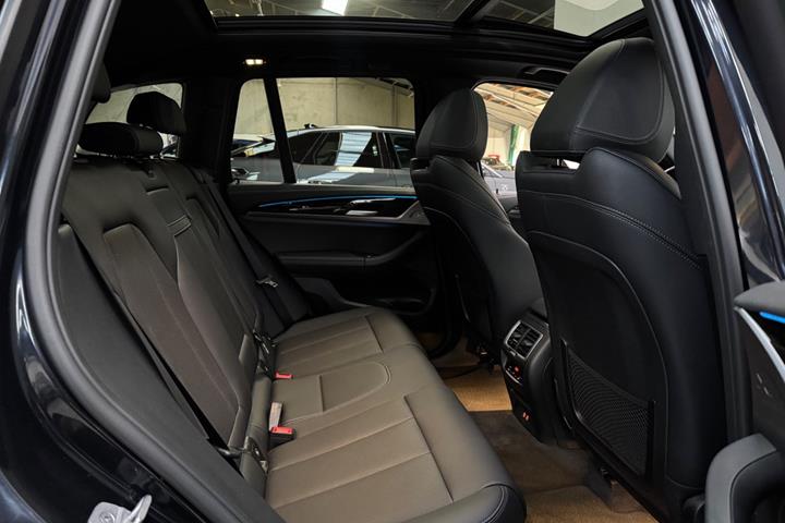 Sort BMW iX3 fra 2023