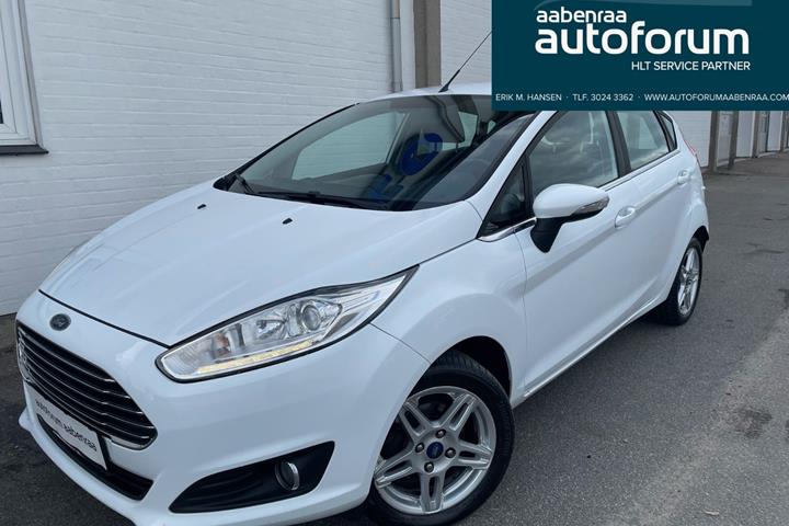 Hvid Ford Fiesta fra 2014 set udefra
