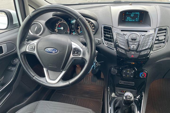 Hvid Ford Fiesta fra 2014