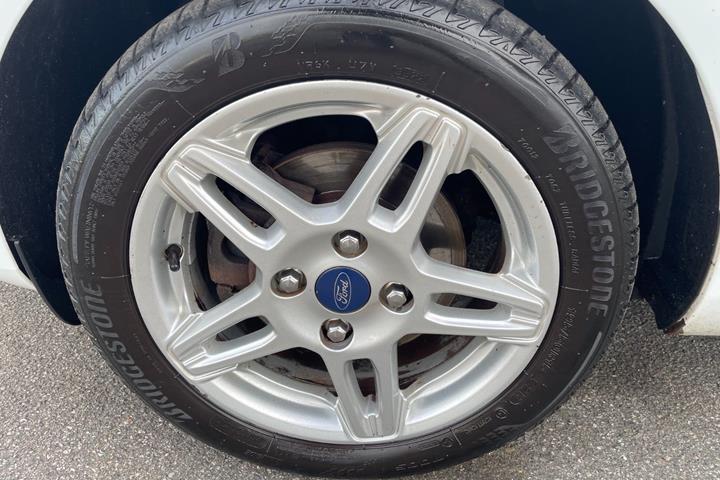 Hvid Ford Fiesta fra 2014