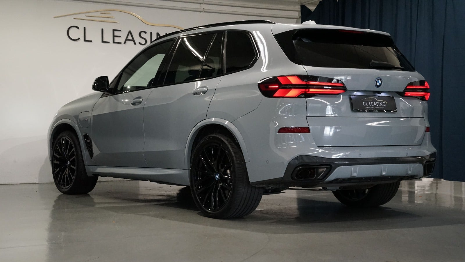 Grå BMW X5 fra 2023