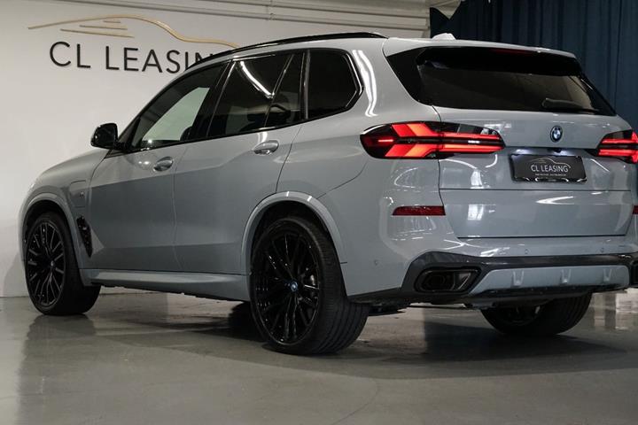 Grå BMW X5 fra 2023
