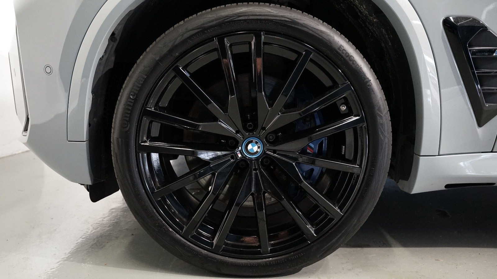 Grå BMW X5 fra 2023