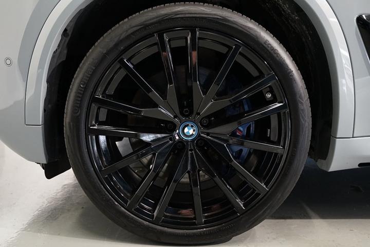 Grå BMW X5 fra 2023