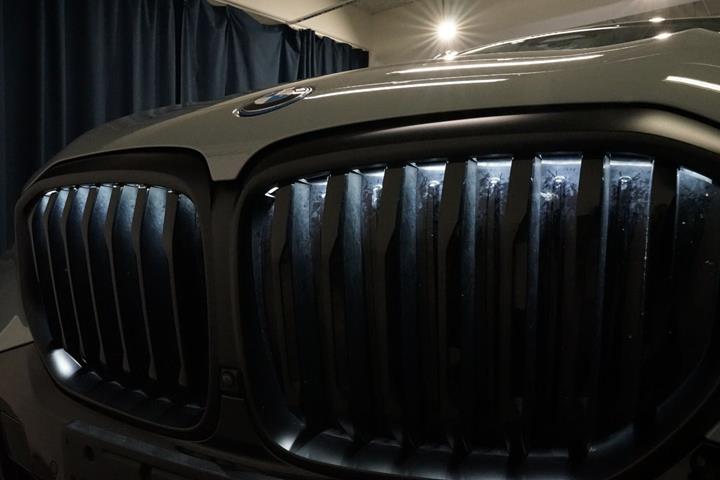 Grå BMW X5 fra 2023