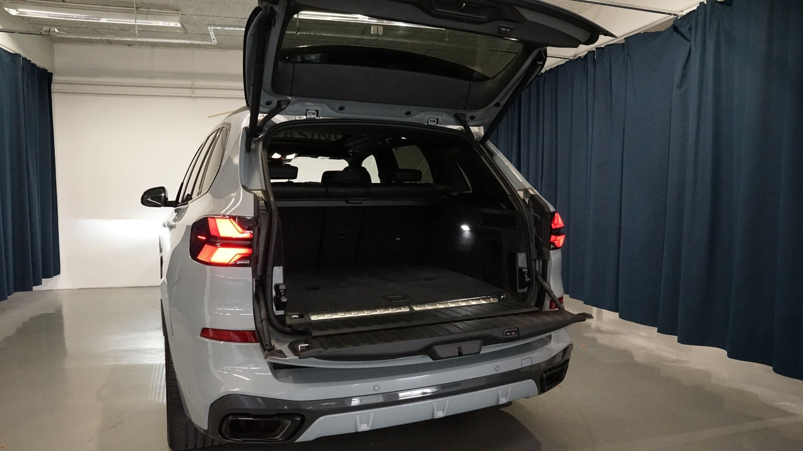 Grå BMW X5 fra 2023