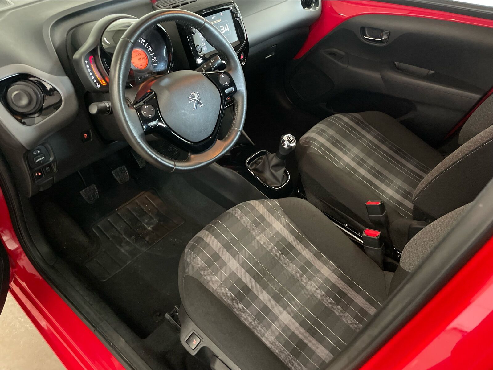 Rød Peugeot 108 fra 2019
