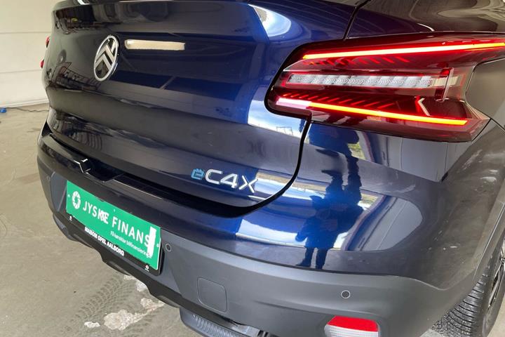 Blå Citroën ë-C4 X fra 2025